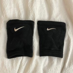NIKE KNEE PADS